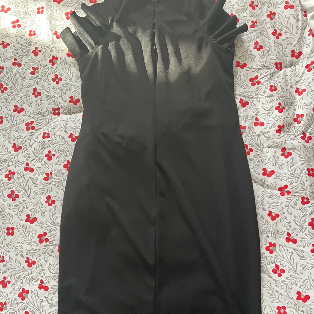 black dress size 14 :Linning  100%polyester 97% poliéster 3% Elastane.